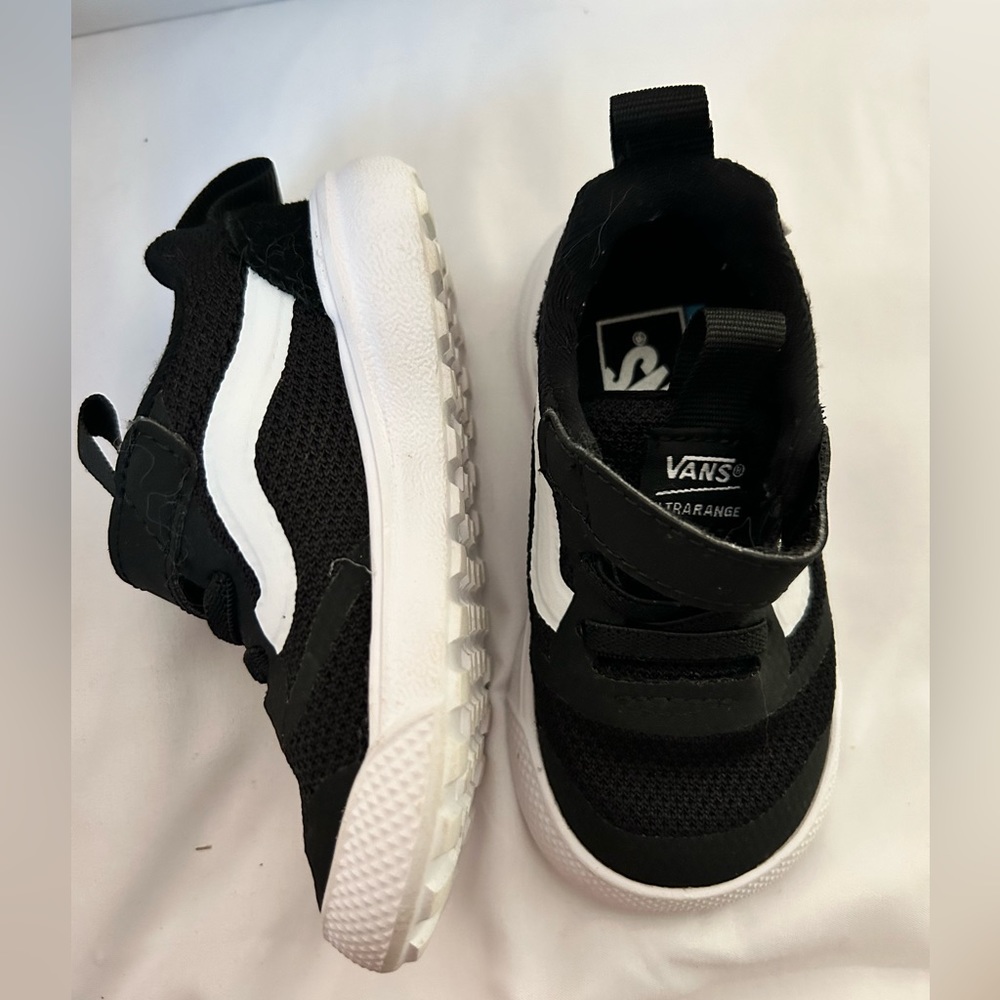 Toddler back and white vans size 5, like new condition